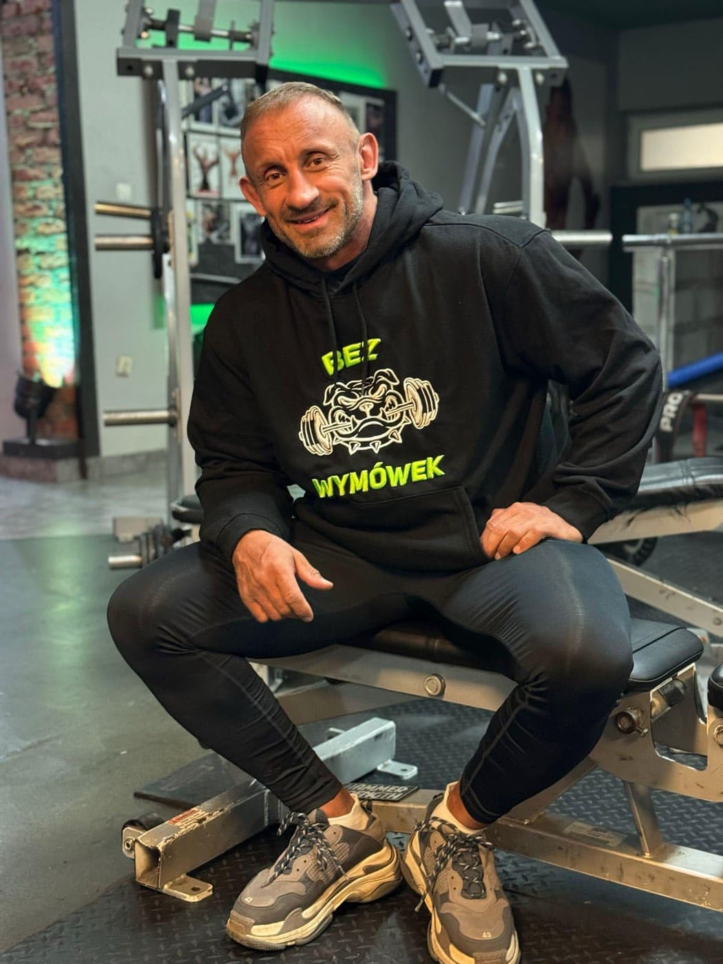 Haftowana bluza treningowa Słodkiewicz Gym z napisem „Bez wymówek”